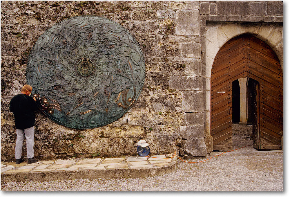 CastleGruyeresShield-Switzerland-1997Apr-ek33 copy